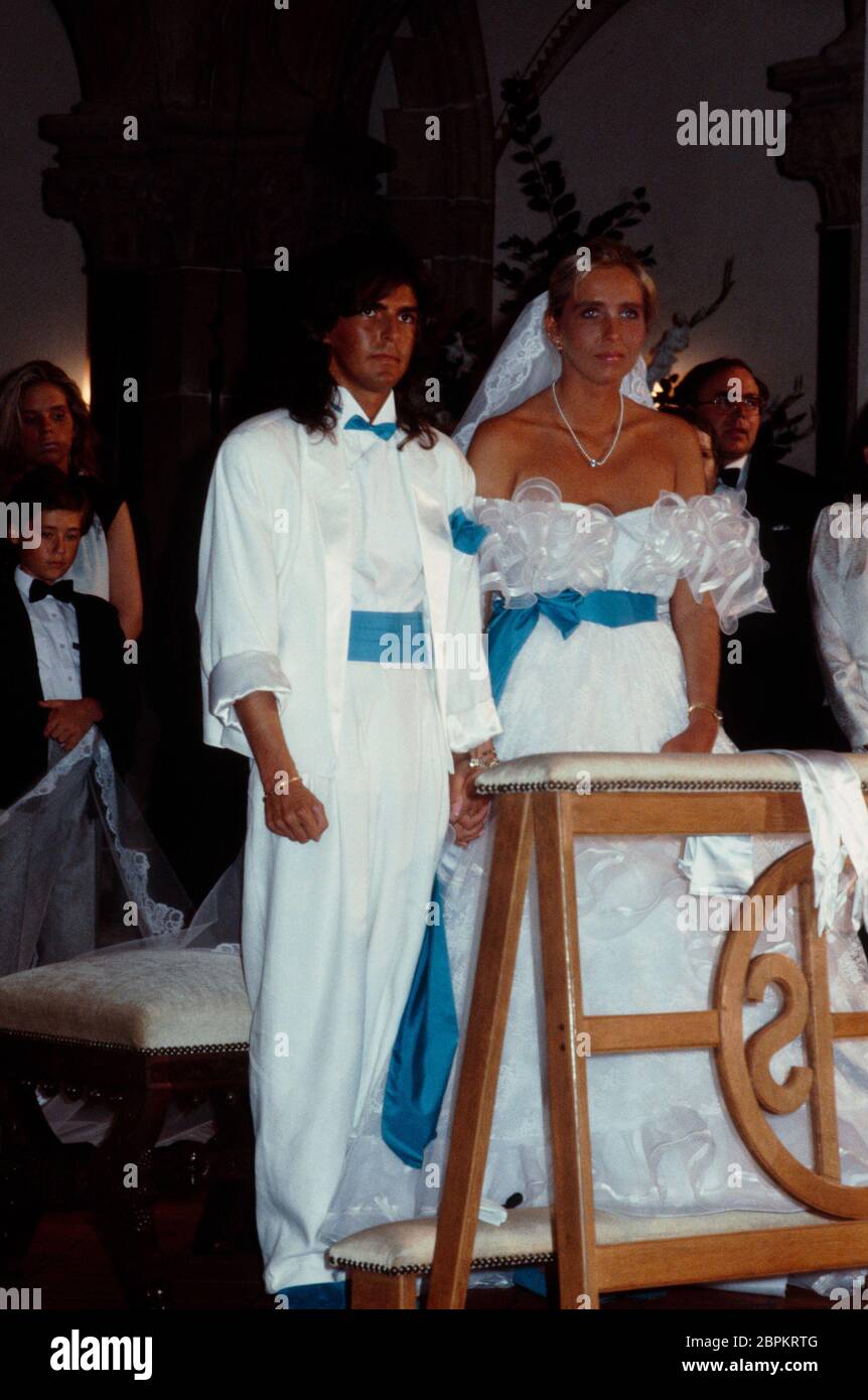 HoCHZEIT von Thomas Anders und Nora Balling - 27.07.1985 - Thomas Anders und Nora Bolling am Retar (v. l. n. r.) // Die kirchliche Hochzeit von Modern Talking Sänger Thomas Anders und seiner Verlobten Nora Balling unter großem Andang der Fangemeinde // Herz-Jesu-Kirche in Koblenz // 27.07.1985 Banque D'Images