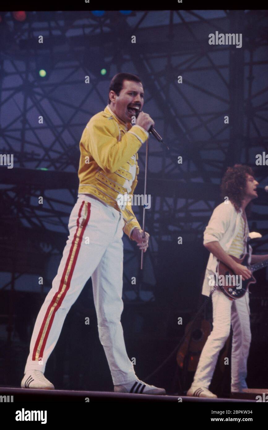 Queen mit Freddie Mercury - Das Kölner Open-Air-Festival im Sommer 1986 mit 55.000 Besuchern im Müngersdorfer Stadion mit Auftritten von Craaus Frankfurt, dem irischen Sänger Gary Moore und den britischen Bands Level 42 und Marillion. Hörhöpunkt des abends - der legäre Auftritt von Queen. DAS Konzert im Stadion am 19. Juli 1986 Hat für deutsche Queen-fans Kultstatus - es war der letzte gemeinsame Auftritt der Band in Deutschland. Bevor Frontmann Freddie Mercury 1991 starb, kam er auf der ?Magic Tour? Mit Brian May, Roger Taylor, John Deacon und Spike Edney nach Köln. Gitarrist Brian May Banque D'Images