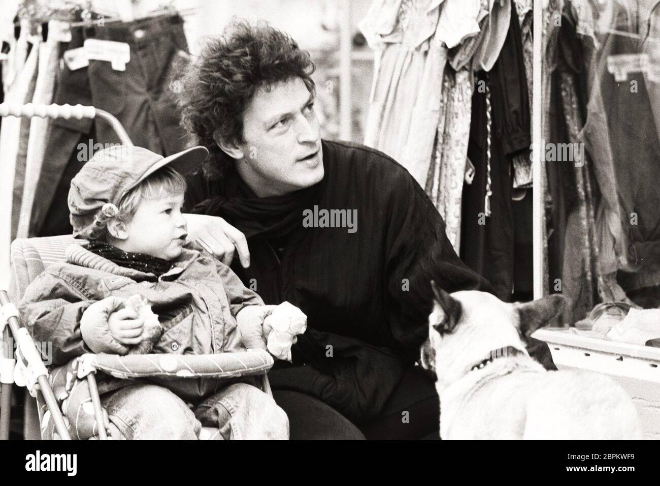 Wolfgang Niedecken mit Kinder // 80er - Der BAP-front Wolfgang Niedecken mit einem seiner Kinder in den 80er Jahren. Banque D'Images