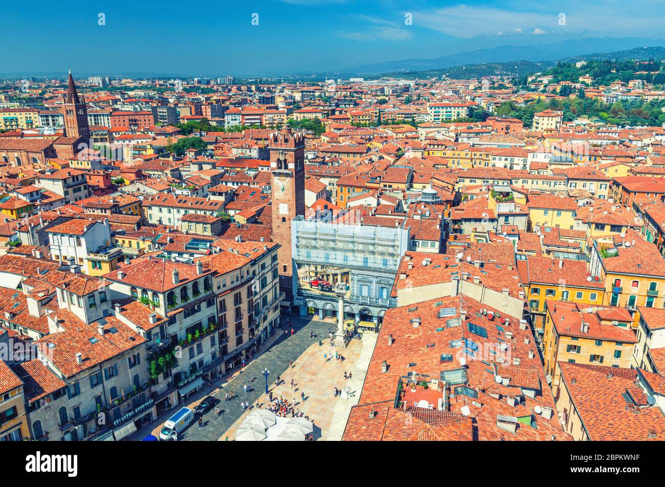 Vérone, Italie, 12 septembre 2019 : vue aérienne du centre-ville historique de Citta Antica avec place Piazza Delle Erbe et toits de tuiles rouges, vue panoramique sur la ville de Vérone, région de Vénétie Banque D'Images