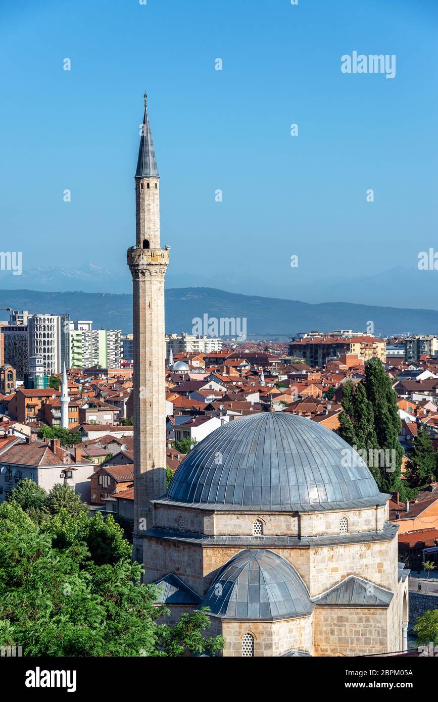 Vue de la mosquée de Sinan Pacha avec un paysage urbain de Prizren, au Kosovo dans l'arrière-plan Banque D'Images
