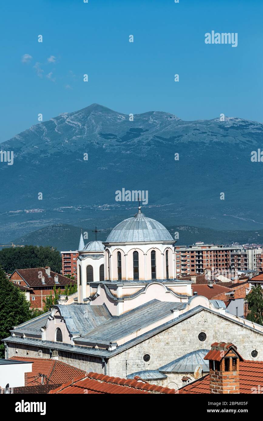 Vue de la cathédrale de Saint Georges à Prizren, Kosovo albanais avec les Alpes en arrière-plan Banque D'Images