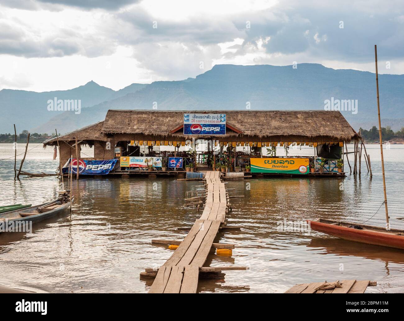 Restaurant flottant de fruits de mer sur le Mékong dans la province de Champasak, RDP lao Banque D'Images