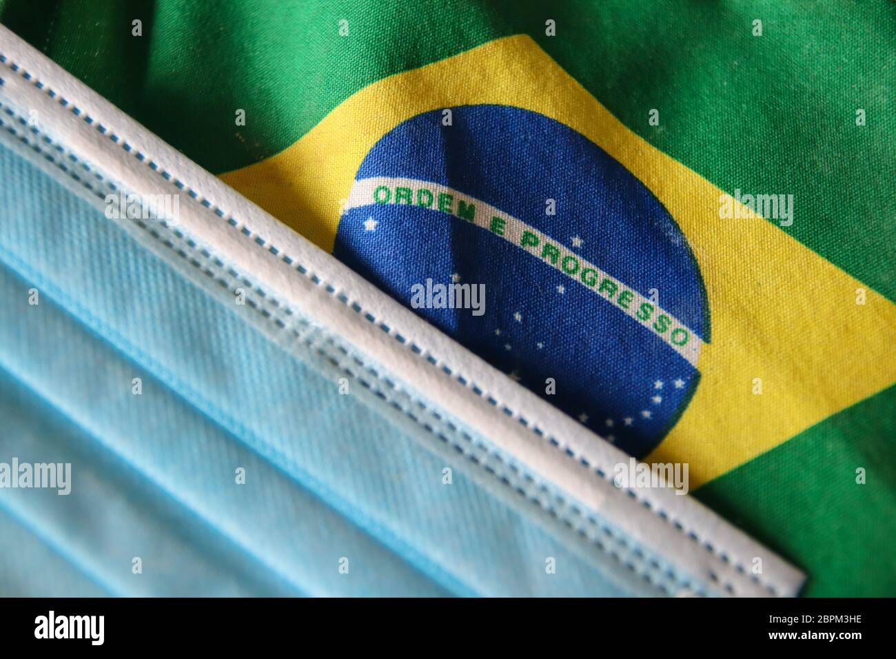 Drapeau du Brésil et masque chirurgical pour la prévention du coronavirus - pandémie de Covid19 Banque D'Images