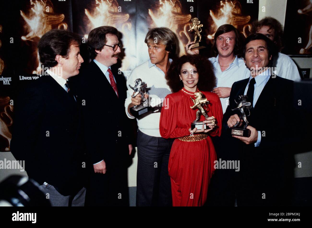 Löwe von radio Luxemburg - Verleihung - 1999 - Max Schautzer, Jochen Pützenbacher, Howard Carpendale, Jennifer Rush, Mike Krüger, Freddy Quinn und Thomas Gottschalk (v. l. n. r.) // Preisverleihung des Hörfunk- bzw. Fernsehpreises 'Löwe von radio Luxemburg' // 1999 Banque D'Images