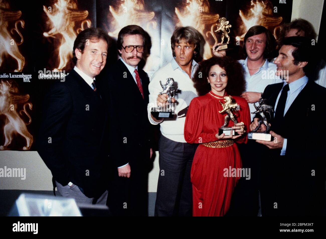 Löwe von radio Luxemburg - Verleihung - 1999 - Max Schautzer, Jochen Pützenbacher, Howard Carpendale, Jennifer Rush, Mike Krüger, Freddy Quinn und Thomas Gottschalk (v. l. n. r.) // Preisverleihung des Hörfunk- bzw. Fernsehpreises 'Löwe von radio Luxemburg' // 1999 Banque D'Images