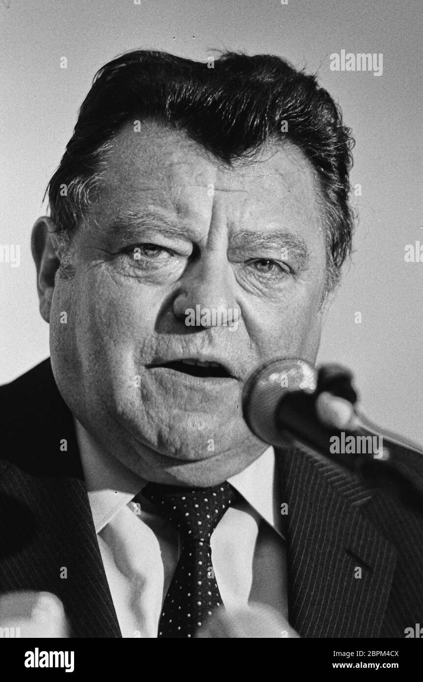 3. Kongress der EVP - 80er Jahre - Auf dem Bild ist der Politiker Franz-Josef Strauß auf 3. Kongress der EVP in den 80ern zu sehen. Banque D'Images