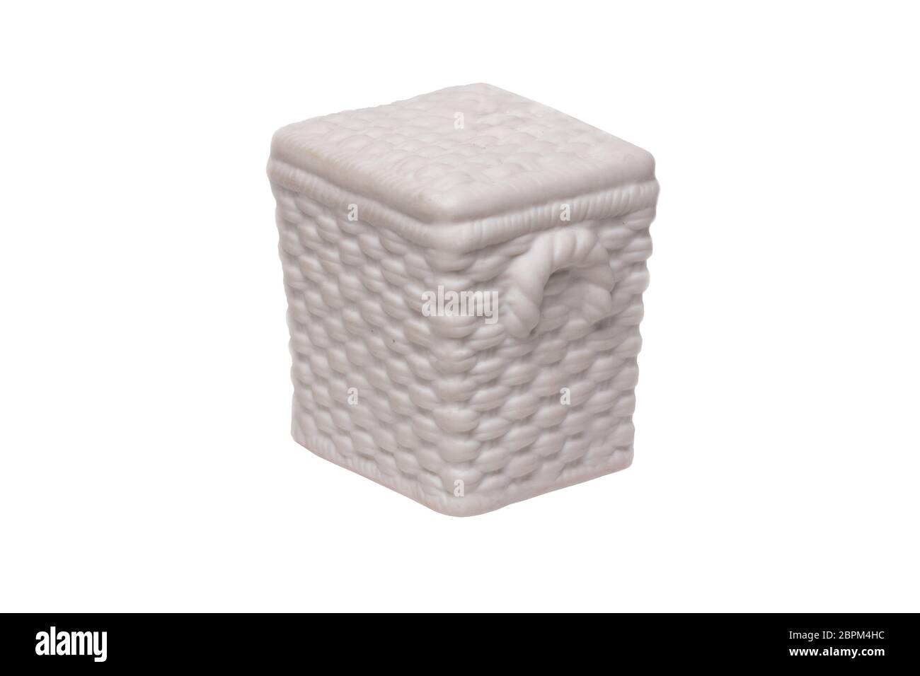 Arrière-plan du panier. Gros plan d'un panier à linge blanc en céramique isolé sur un fond blanc. Macro. Banque D'Images