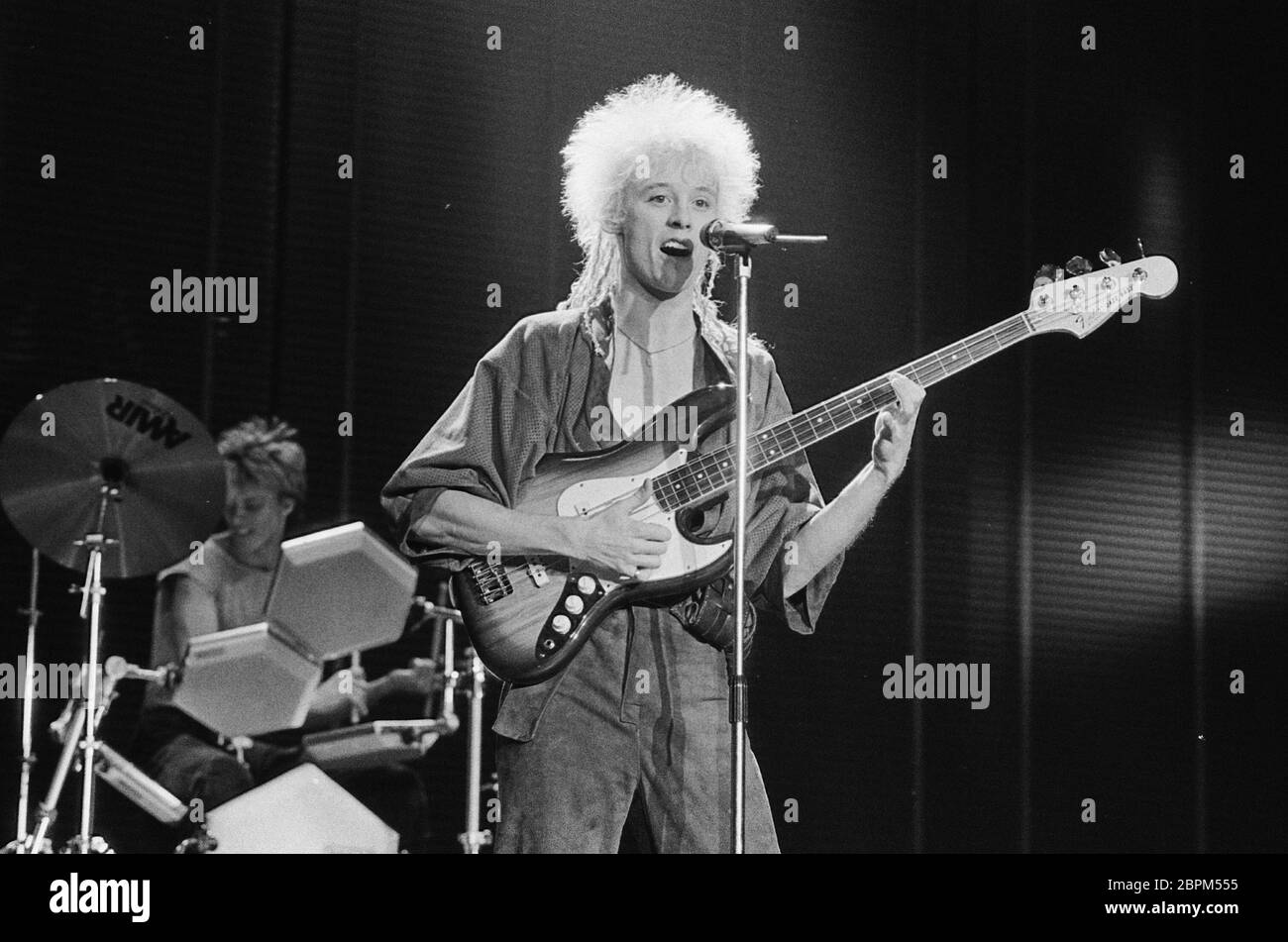 Thommys Pop-Show - 16.12.1983 - Der britische Musiker/Bass-Gitarrist Nick Begs (im Vordergrund) mit seiner Poppruppe Kajagogoo // Musikssendung Thommys Pop-Show // 16.12.1983Der britische Musiker/Bass-Gitarrist Nick Begs (im Vordergoogoo/ Musikseng) // 16.12.1983// Musiksonder Komenkinshunggrund Komunggohmgoh Banque D'Images