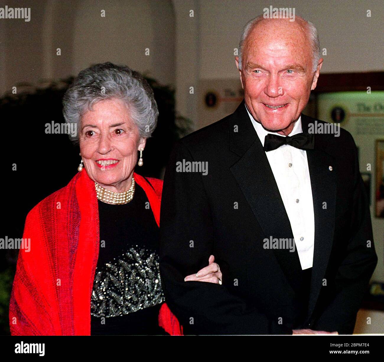 ***PHOTO DU FICHIER*** Annie Glenn, épouse de John Glenn, est décédée des complications de COVID-19. Le sénateur américain John H. Glenn (démocrate de l'Ohio) et sa femme Annie arrivent à la Maison Blanche pour le dîner d'État en l'honneur du président chinois Jiang Zemin à la Maison Blanche à Washington, DC, le 29 octobre 1997. Crédit : Ron Sachs/CNP. /MediaPunch Banque D'Images