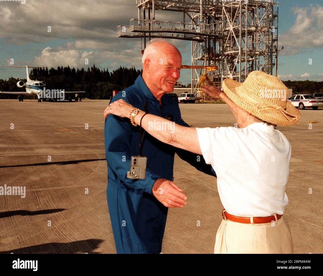 ***PHOTO DU FICHIER*** Annie Glenn, épouse de John Glenn, est décédée des complications de COVID-19. Le spécialiste de la charge utile STS-95 John H. Glenn Jr., sénateur américain de l'Ohio, s'approche pour embrasser sa femme, Annie, après avoir atterri au centre de navette de Kennedy Space Center à bord d'un avion T-38 le 26 octobre 1998. Derrière le couple se trouve le dispositif de contrainte/déposition utilisé pour lever et abaisser l'orbiteur de son avion de transport de navette pendant les opérations de ferry. Glenn et d'autres membres de l'équipage se sont envolés dans la KSC pour préparer leur lancement. Le 29 octobre 1998, la STS-95 a été mise à mal à 14 heures Banque D'Images