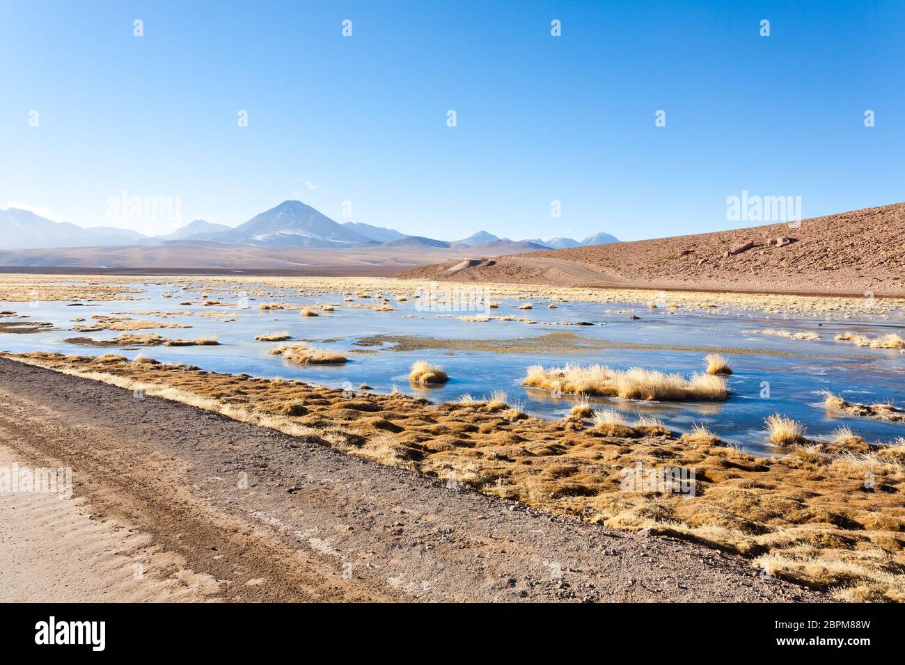 Paysage du Chili, chemin de terre et le volcan Licancabur. Panorama du Chili Banque D'Images