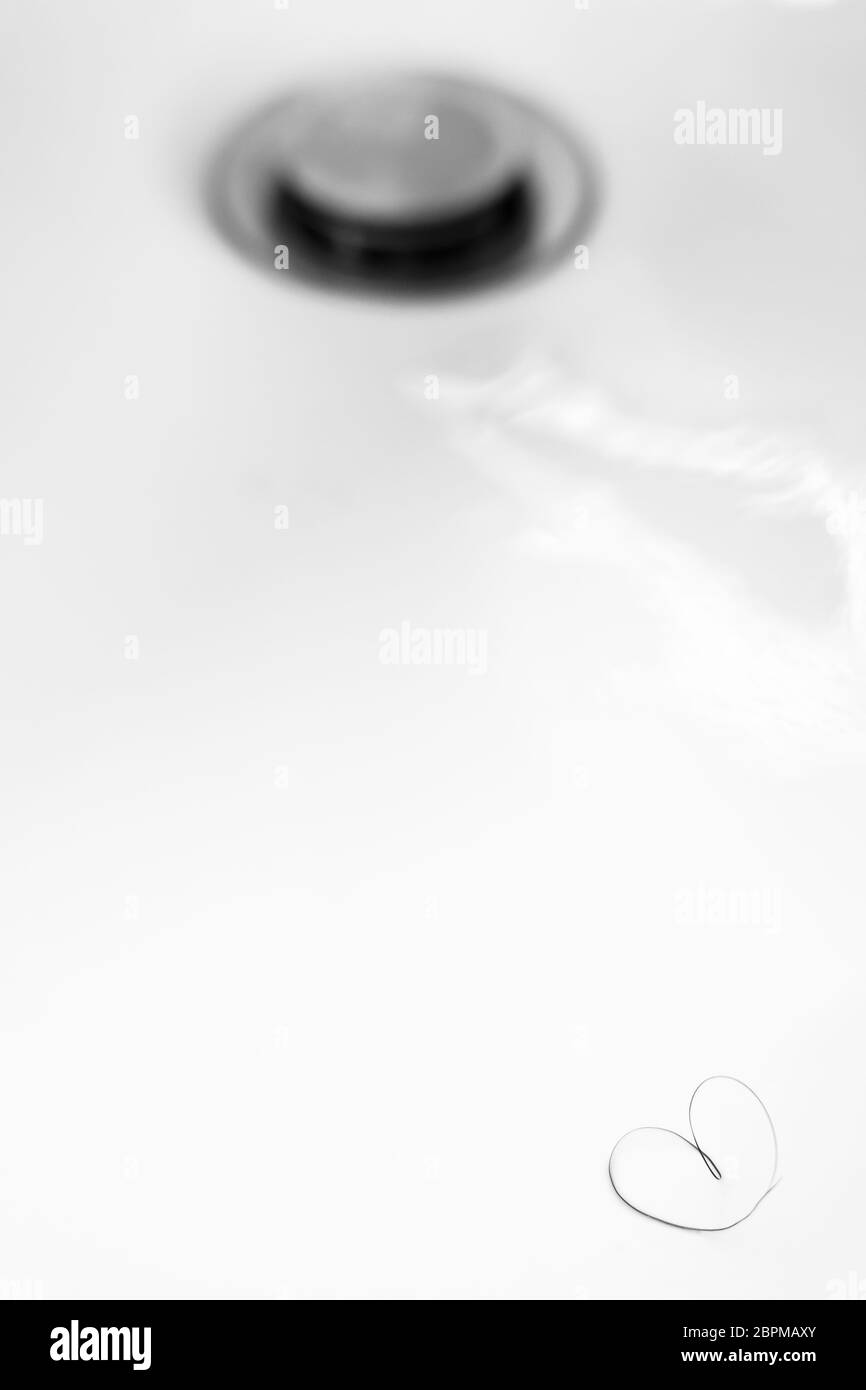 Les poils du pubis en forme de cœur dans un évier hors focus. Idéal pour des événements, des concepts et de milieux différents. Banque D'Images