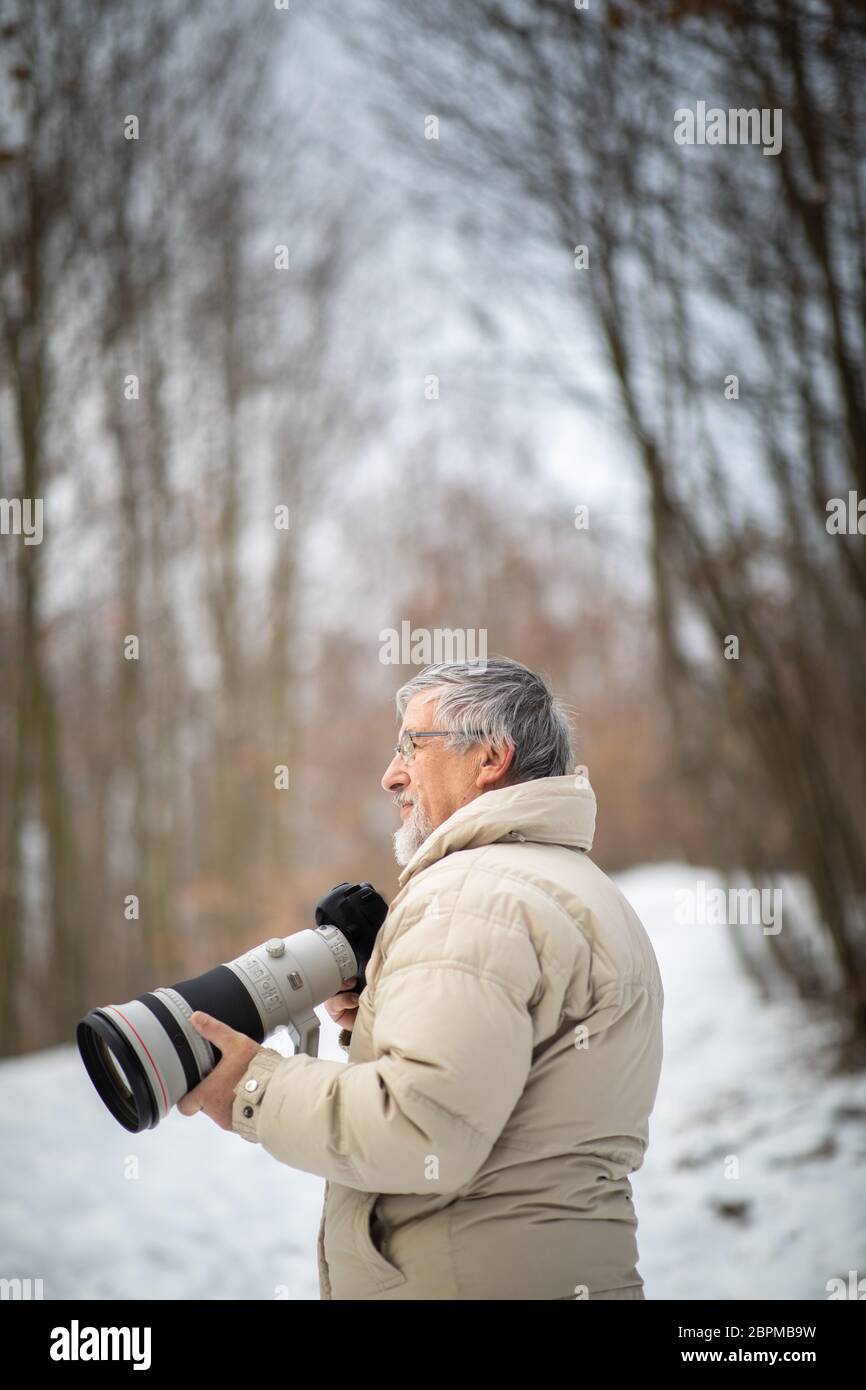 Man de consacrer du temps à son passe-temps favori - Photographie - Prise de photos piscine avec son appareil photo numérique reflex/et un gros téléobjectif Banque D'Images