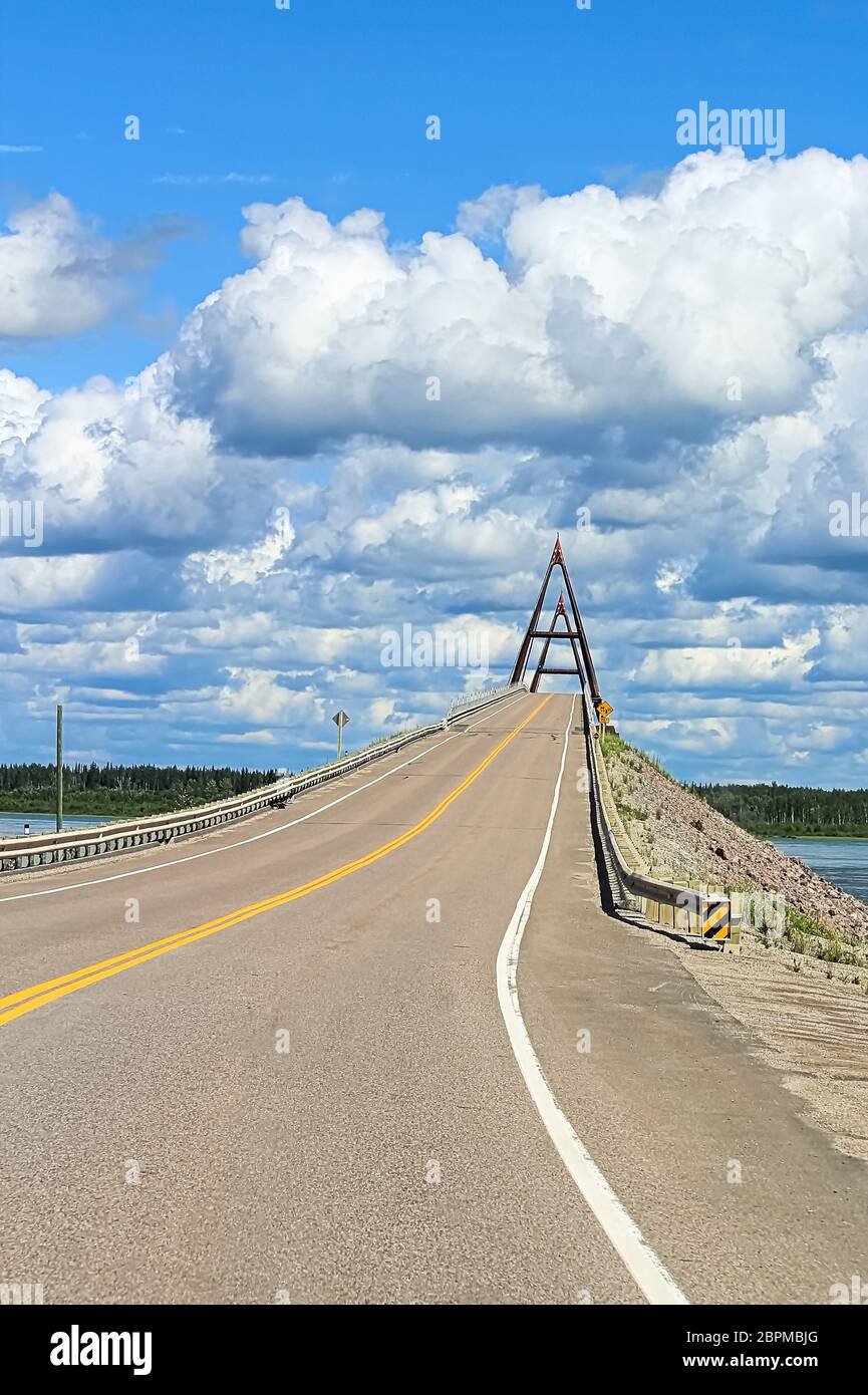 L'autoroute en haut du pont Deh Cho. Banque D'Images