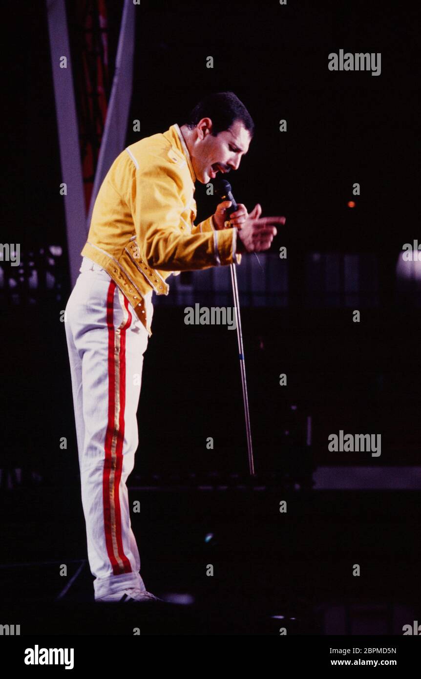 Freddie Mercury - Queen-Konzert - 19.07.1986 - Freddie Mercury am 19. Juli 1986 beim leadären Queen-Konzert anlässlich der 'Magic Tour' auf der Bühne im Müngersdorfer Stadion. Es war das letzte Konzert von Queen in Deutschland.Freddie Mercury am 19. Juli 1986 beim leadären Queen-Konzert anlässlich der 'Magic Tour' auf der Bühne im Müngersdorfer Stadion. Es war das letzte Konzert von Queen en Allemagne. Banque D'Images