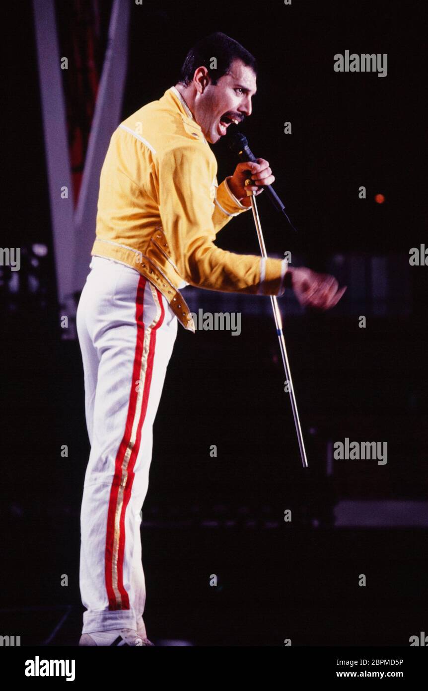 Freddie Mercury - Queen-Konzert - 19.07.1986 - Freddie Mercury am 19. Juli 1986 beim leadären Queen-Konzert anlässlich der 'Magic Tour' auf der Bühne im Müngersdorfer Stadion. Es war das letzte Konzert von Queen in Deutschland.Freddie Mercury am 19. Juli 1986 beim leadären Queen-Konzert anlässlich der 'Magic Tour' auf der Bühne im Müngersdorfer Stadion. Es war das letzte Konzert von Queen en Allemagne. Banque D'Images