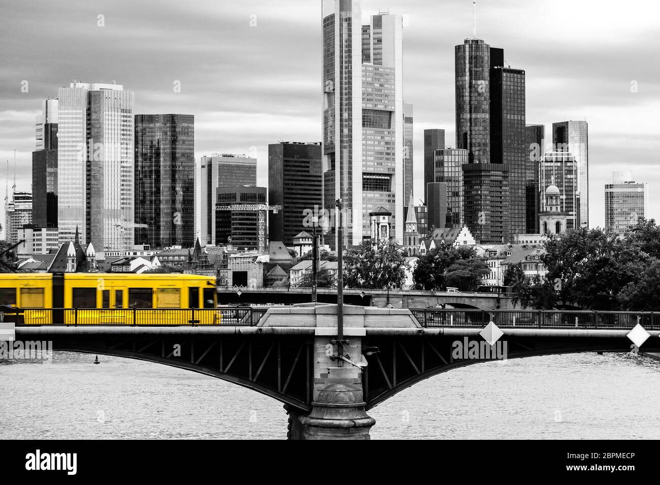 Un train sur le pont Ignatz-Bubis à Francfort-sur-le-main comme clé de couleur Banque D'Images