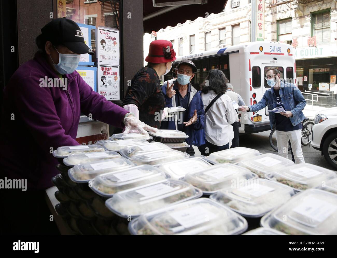 New York, États-Unis. 19 mai 2020. Les gens se rassemblent et forment une ligne de distribution de nourriture dans le quartier chinois de Manhattan lors de la pandémie COVID-19 à New York le mardi 19 mai 2020. Le NYC Census 2020 s'est associé à la Chinese Consolidated Benefit Association pour sensibiliser le recensement au cours de leur distribution quotidienne de repas gratuits et plus de 600 repas sont distribués à cet endroit quotidiennement. Le nombre de décès par coronavirus aux États-Unis atteint maintenant 90,000 et le nombre de cas signalés a atteint 1.5 millions. Photo de John Angelillo/UPI crédit: UPI/Alay Live News Banque D'Images