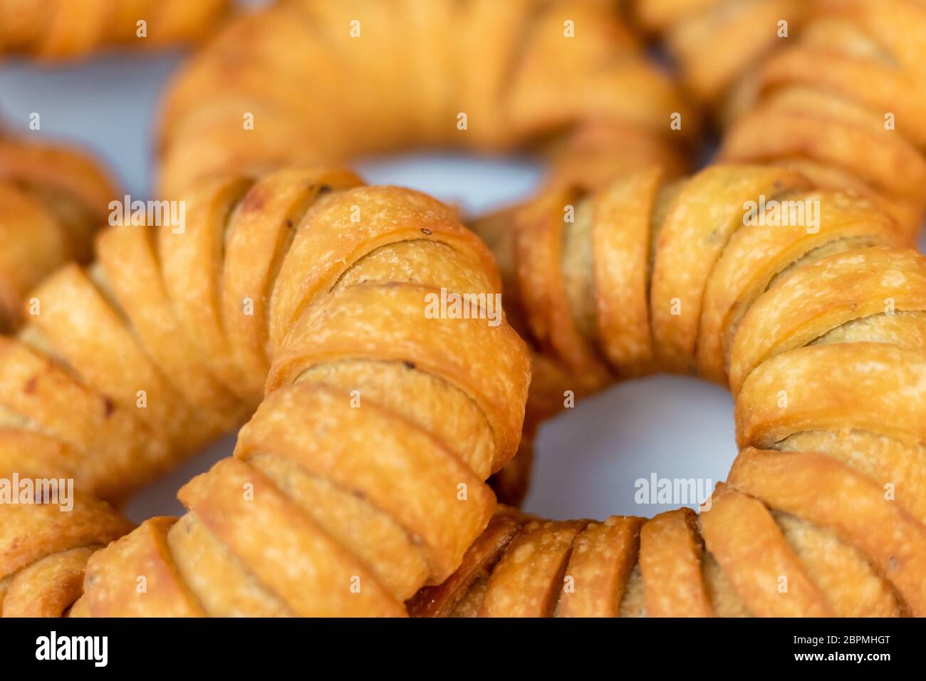 Fresh Ring Kachori, un en-cas indien épicé fait maison commun dans des endroits avec la diaspora indienne et d'autres pays sud-asiatiques, sur une table dans une assiette blanche Banque D'Images