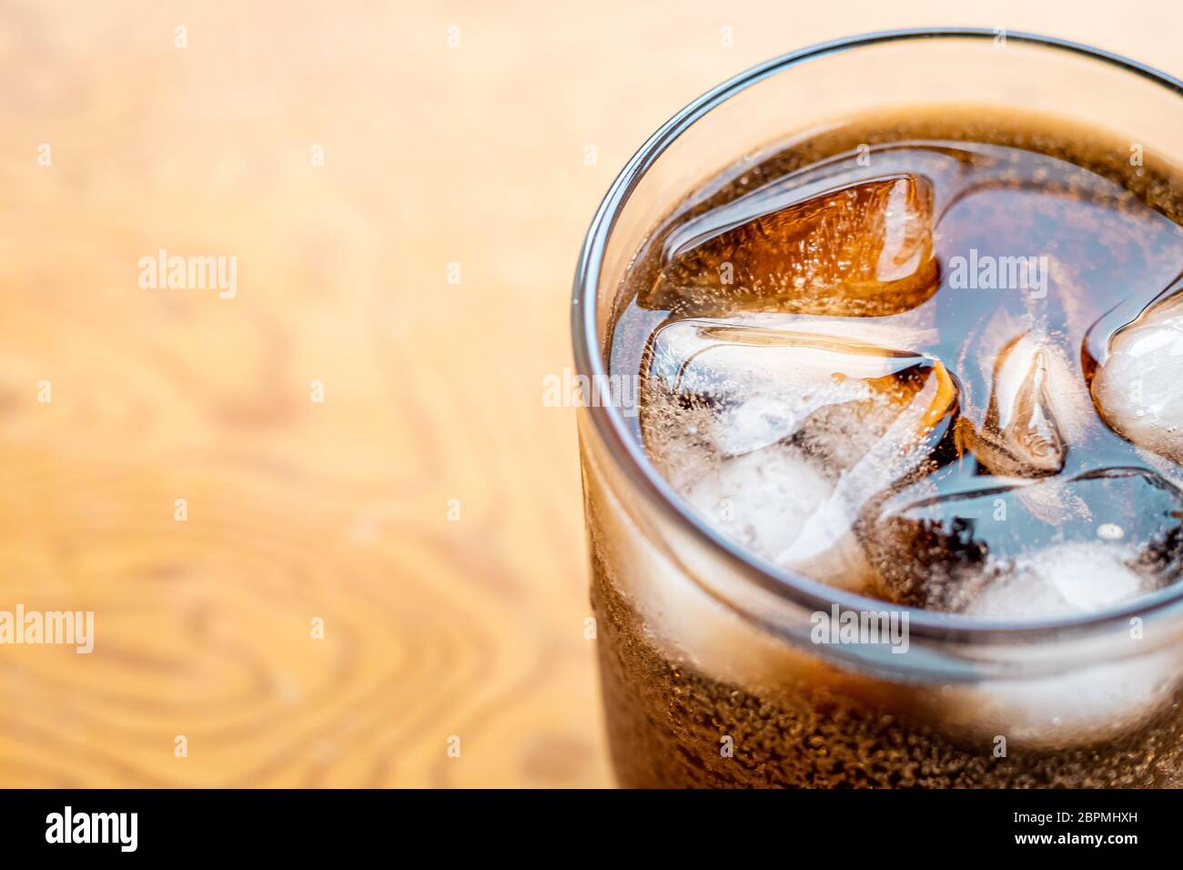 Gros plan verre rempli de boisson gazeuse au cola avec glaçons. Mise au point sélective Banque D'Images