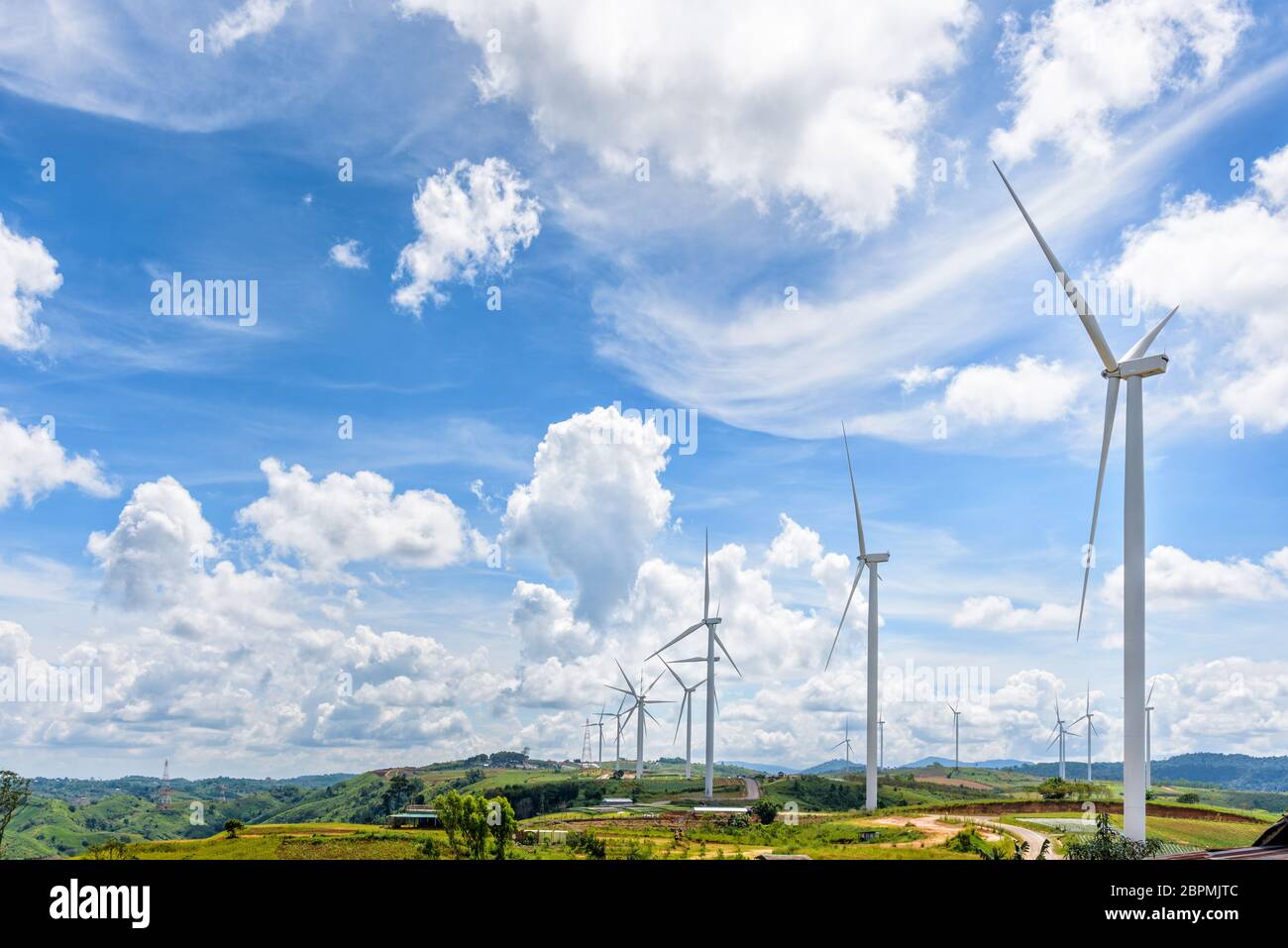 Belle nature paysage de nombreux moulins à vent sur la colline de champ avec ciel bleu et nuages de fond, l'énergie propre eco-friendly electric power à Khao Kho, Banque D'Images