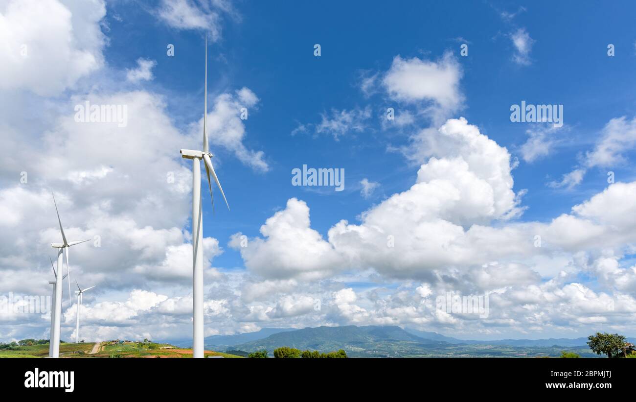 De nombreux paysages champ d'éoliennes sur ciel bleu et nuages de fond, l'énergie propre à réduire le réchauffement à Khao Kho, Phetchabun, Thaïlande, 16:9 w Banque D'Images