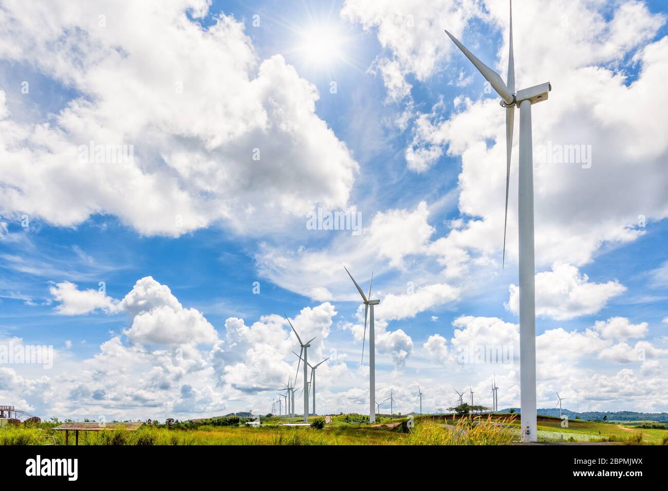 Beau paysage de nombreux moulins à vent sous le soleil sur ciel bleu et nuages de fond, l'énergie propre qui respecte l'environnement à Khao Kho, Phetcha Banque D'Images