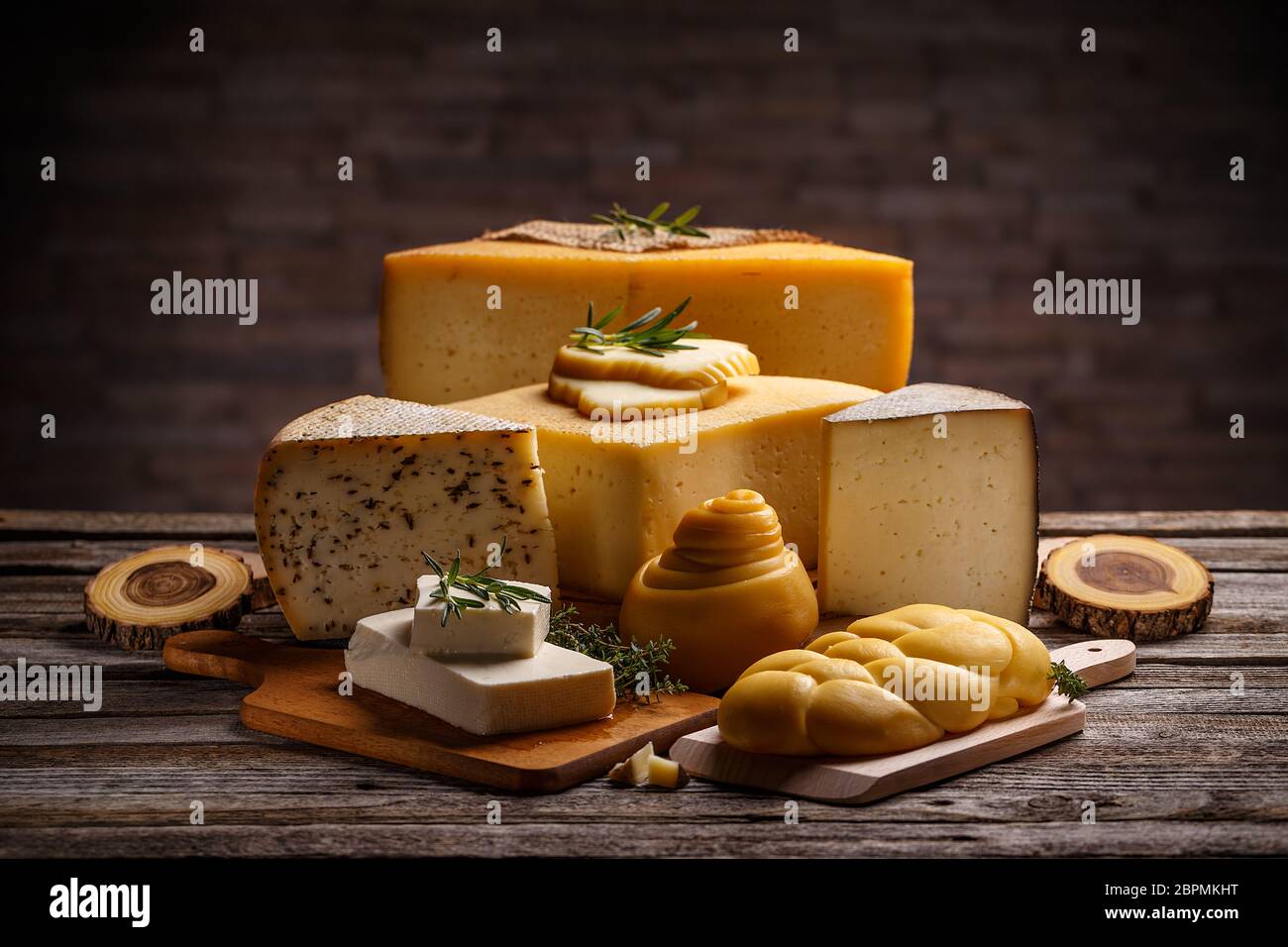 Ensemble de divers fromages vintage sur fond de bois Banque D'Images