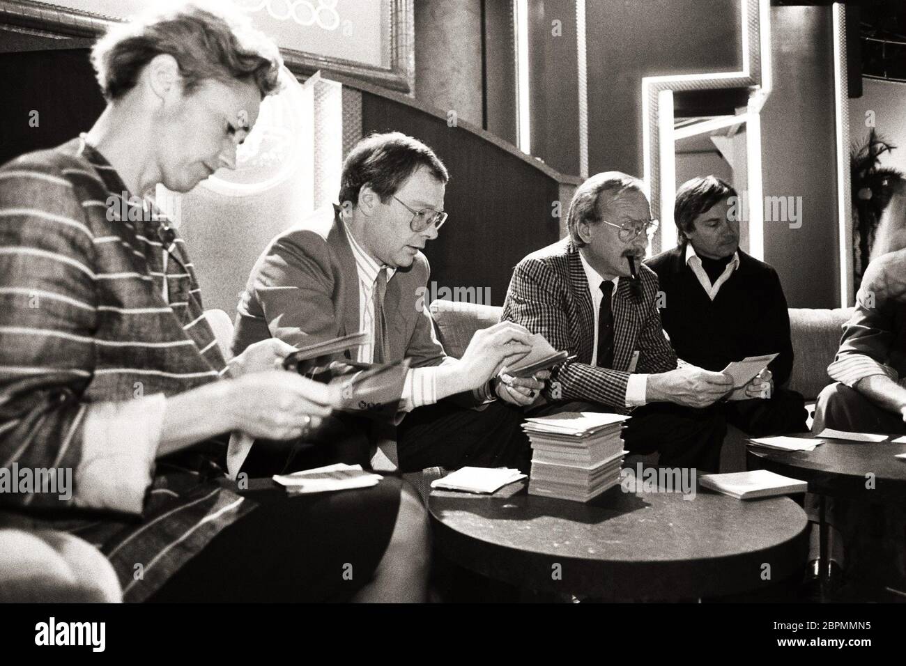 Berlin - 02.04.88 / Die 46. AusGabe von 'Wetten, dass...?' - Auf dem Bild sind die Gäste beim Sichten der Saal-Wette in der 46. Ausgabe von 'Wetten, dass...?' in den 80ern zu sehen. Banque D'Images