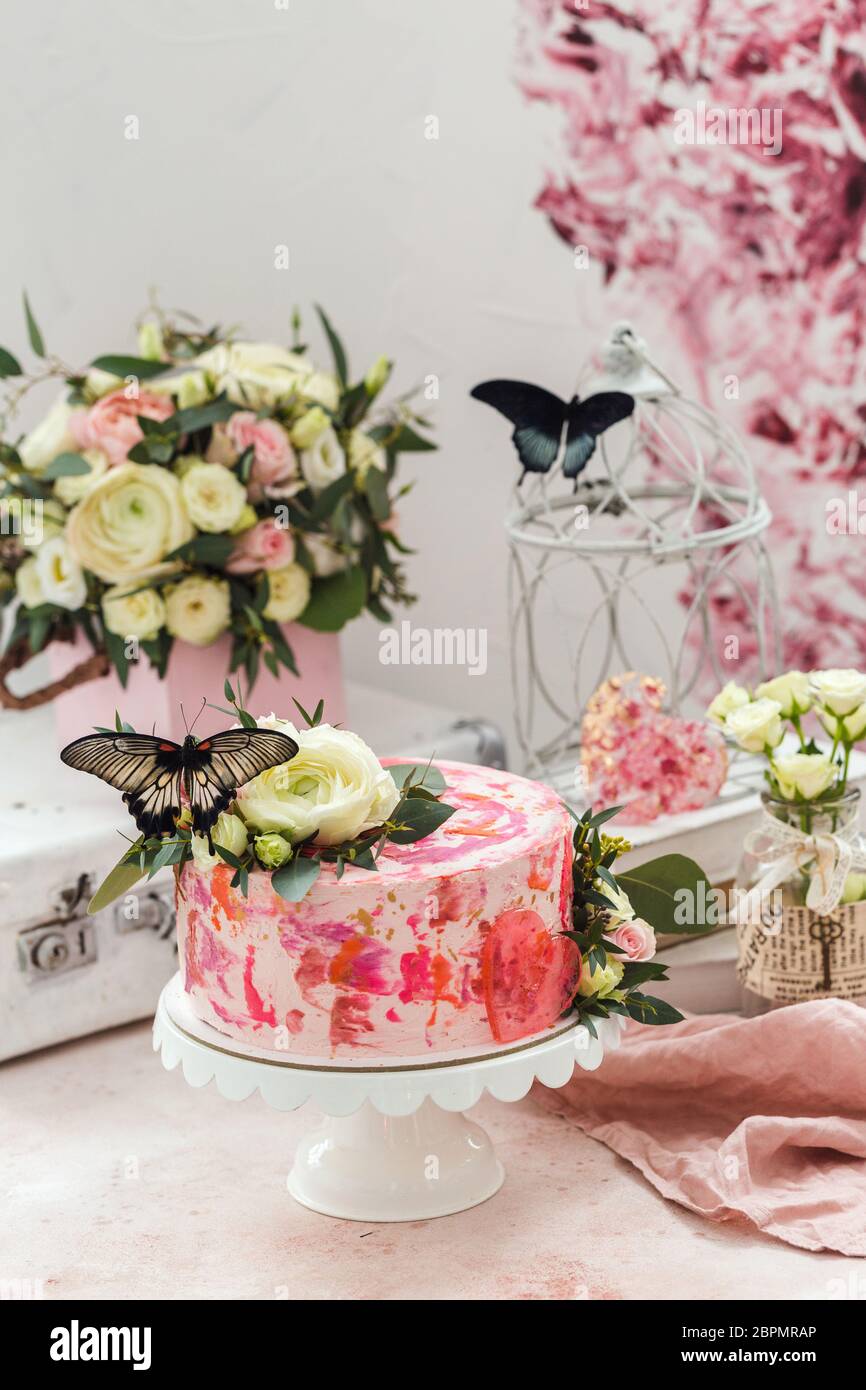 Gateau Rose Decore De Fleurs Et De Vrais Papillons Rose Atmosphere Romantique Photo Stock Alamy