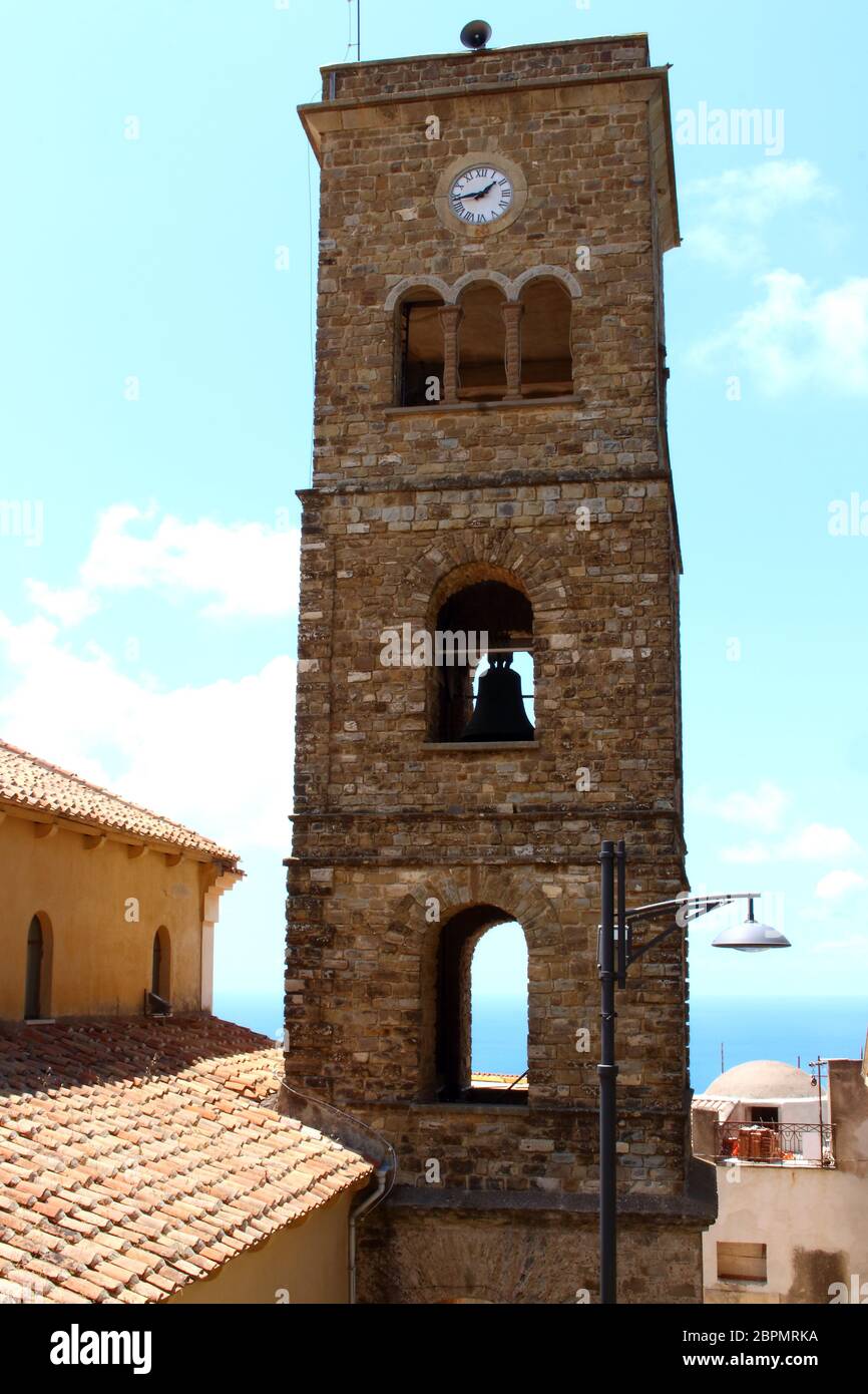 Le clocher de la cathédrale de Santa Maria di Castellabate Banque D'Images