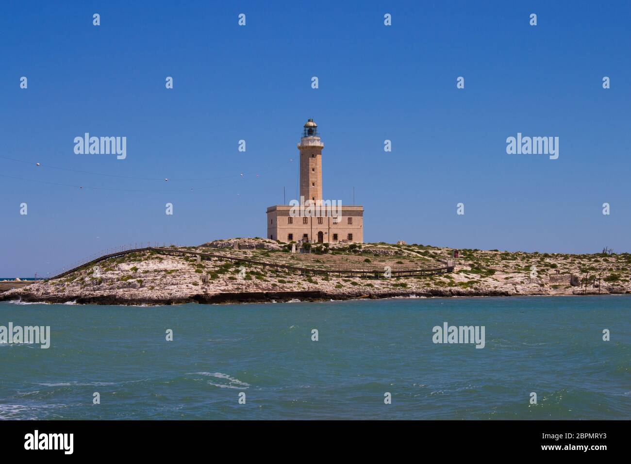 Le phare de Vieste, monte sur le rocher de Santa Eufemia et ou de S. Eugenia (situé entre les rochers Santa Croce et de San Francesco), juste en f Banque D'Images