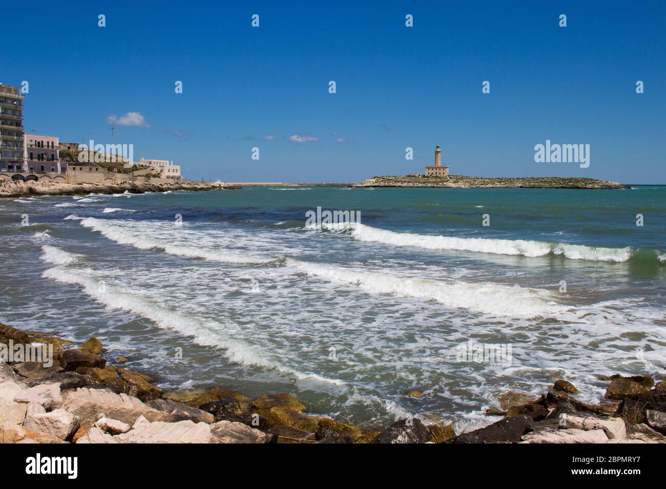 Le phare de Vieste, monte sur le rocher de Santa Eufemia et ou de S. Eugenia (situé entre les rochers Santa Croce et de San Francesco), juste en f Banque D'Images