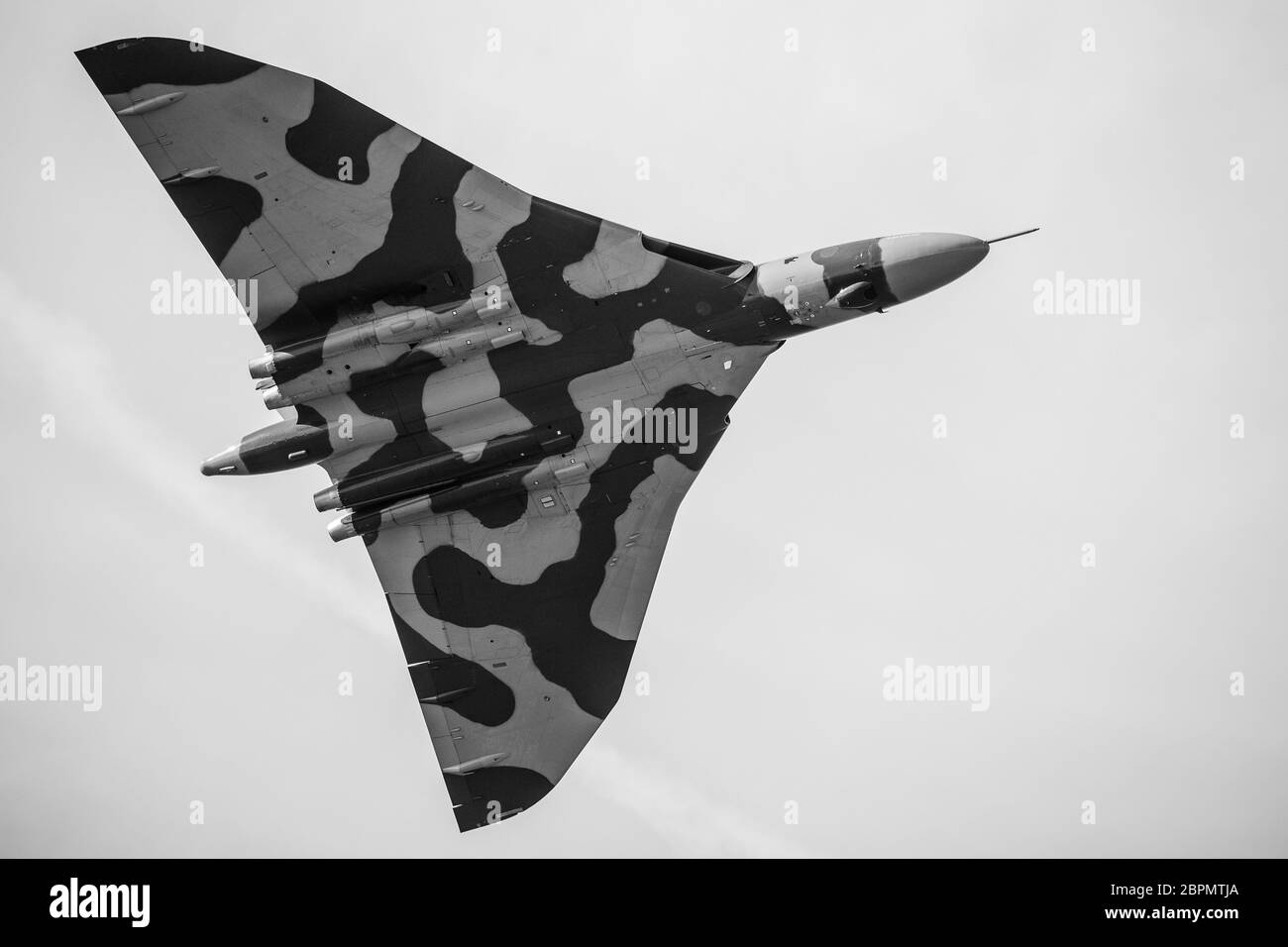 Montage monochrome de l'emblématique bombardier Vulcan vu en vol au salon de Southport en septembre 2015. Banque D'Images