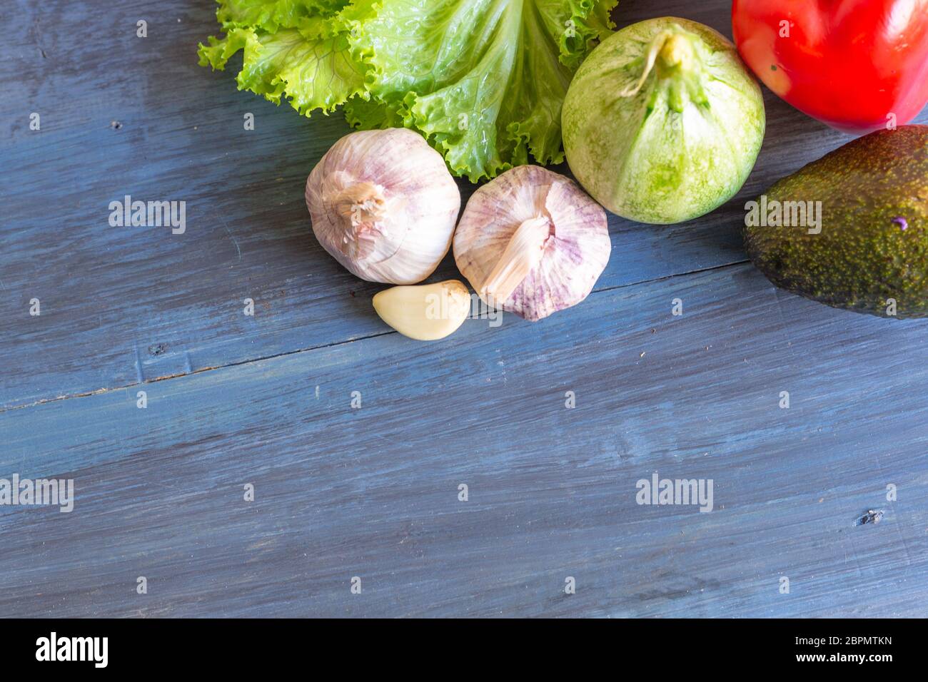 Salade verte avec tomate douce, couleurs vives pour les personnes en forme et qui mangent nutritif Banque D'Images