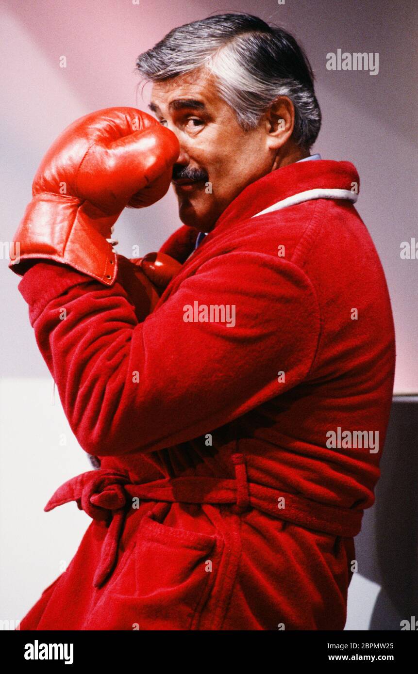 Mario Adorf - Der deutsche Schauspieler Mario Adorf mit Boxhandschuhen und Boxermantel Banque D'Images