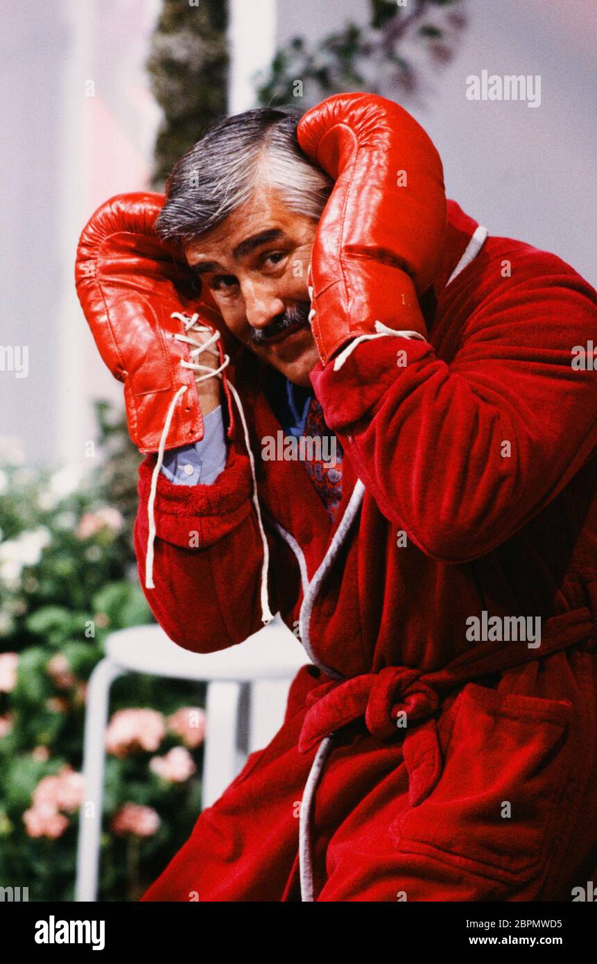 Mario Adorf - Der deutsche Schauspieler Mario Adorf mit Boxhandschuhen und Boxermantel Banque D'Images