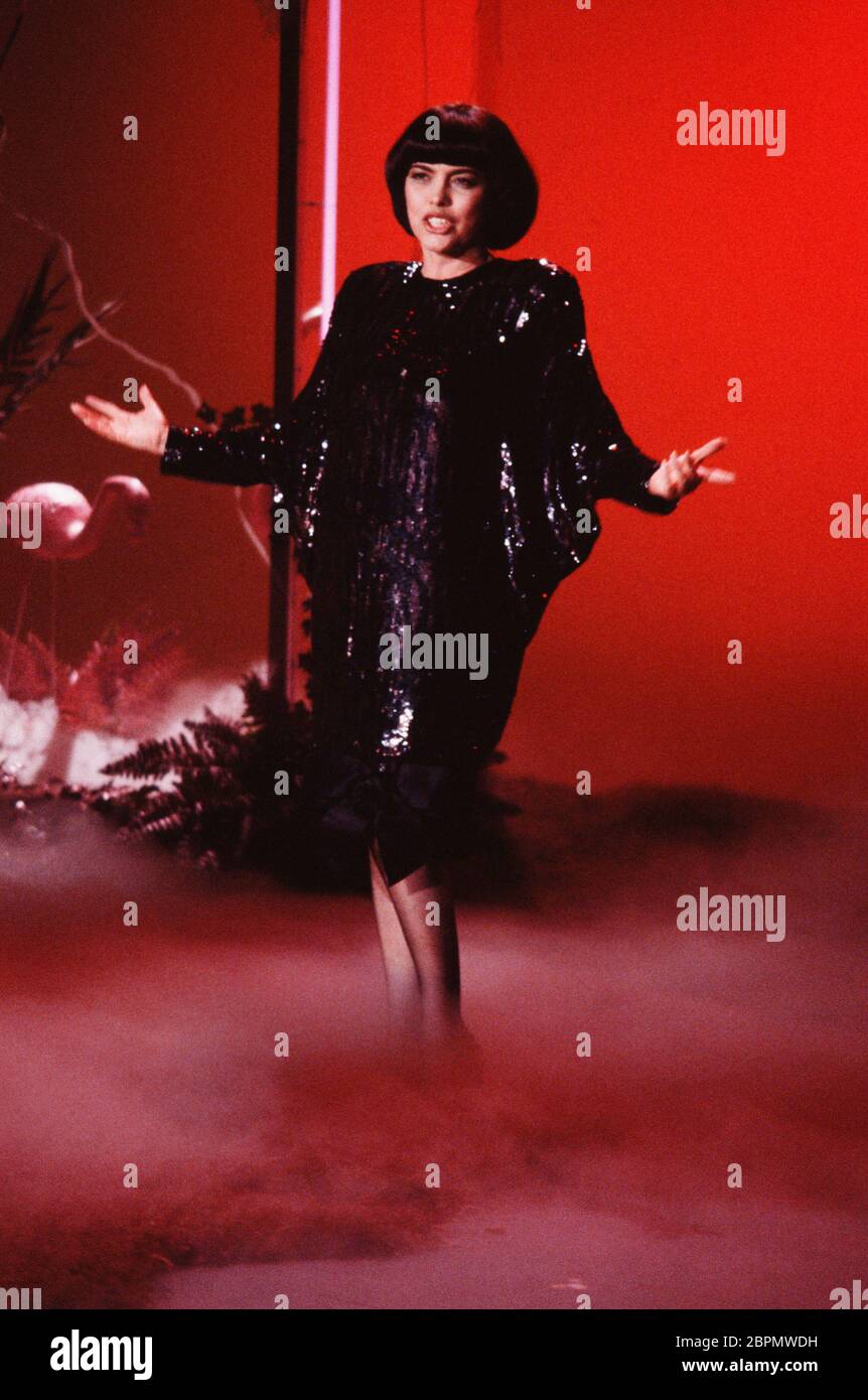 Deutsches Konzert - Die französische Sängerin Mireille Mathieu während eines deutschen Konzerts. Banque D'Images