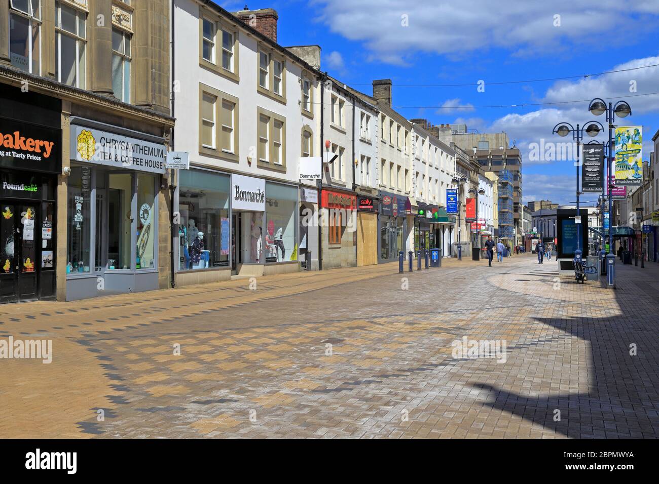 Presque déserté de New Street pendant la pandémie du coronavirus, Huddersfield, West Yorkshire, Angleterre, Royaume-Uni. Banque D'Images