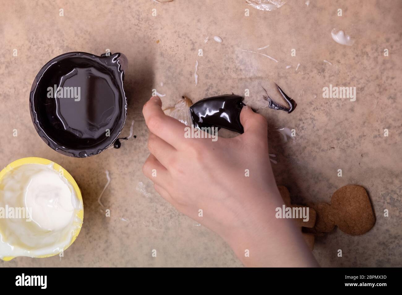 L'enfant et de faire des biscuits pour Noël Banque D'Images