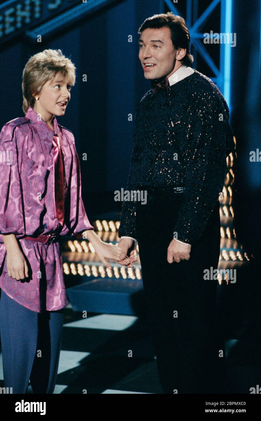 Deutsche Fernsehsendung - Der tschechische Sänger und Komponist Karel Gott und Anita während einer deutschen Fernsehsendung Banque D'Images