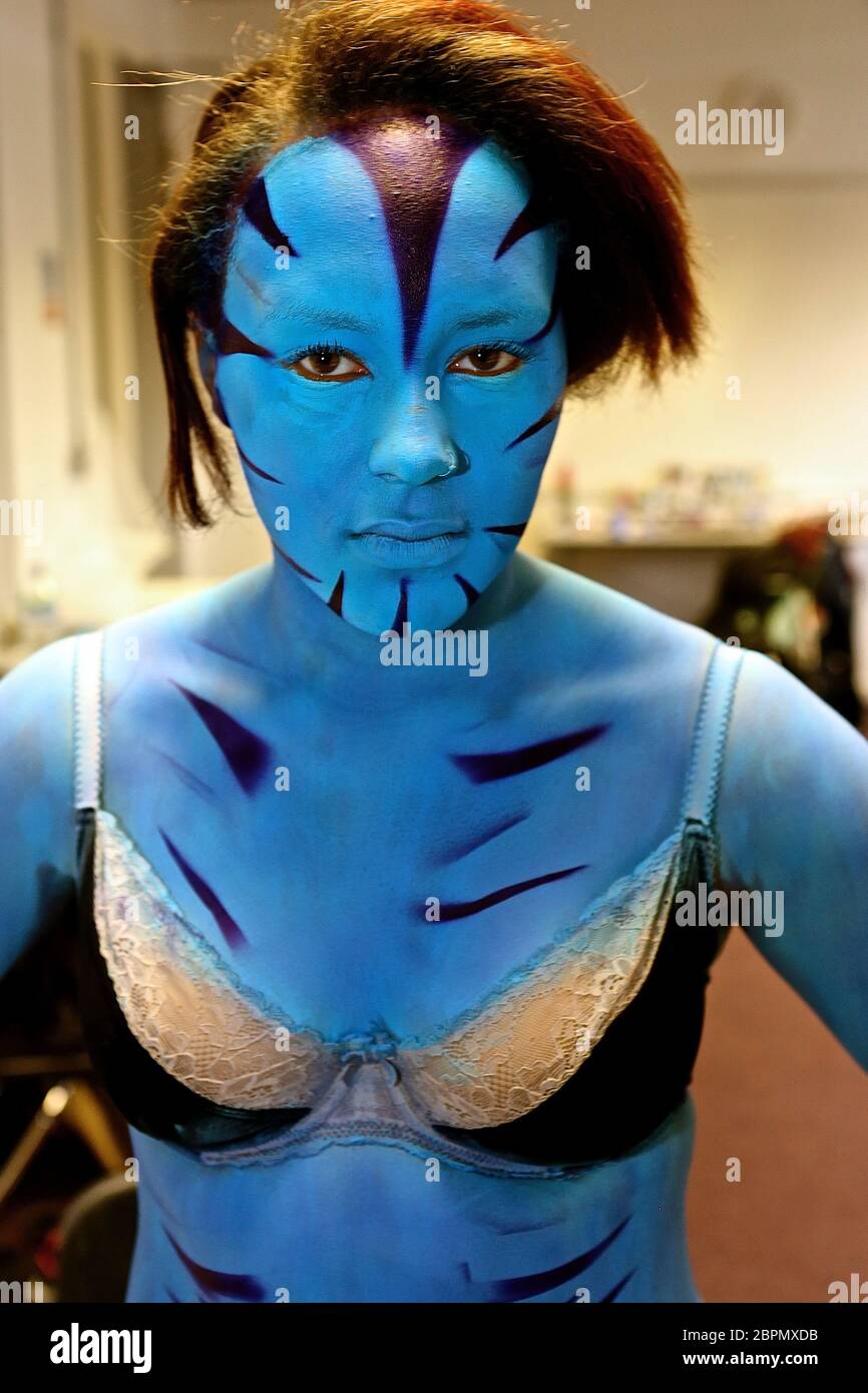 Maquillage et peinture de corps pour créer les personnages Avatar à Kings  College pour le projet avatar . Il a fallu beaucoup de travail et de talent  pour convertir les modèles en