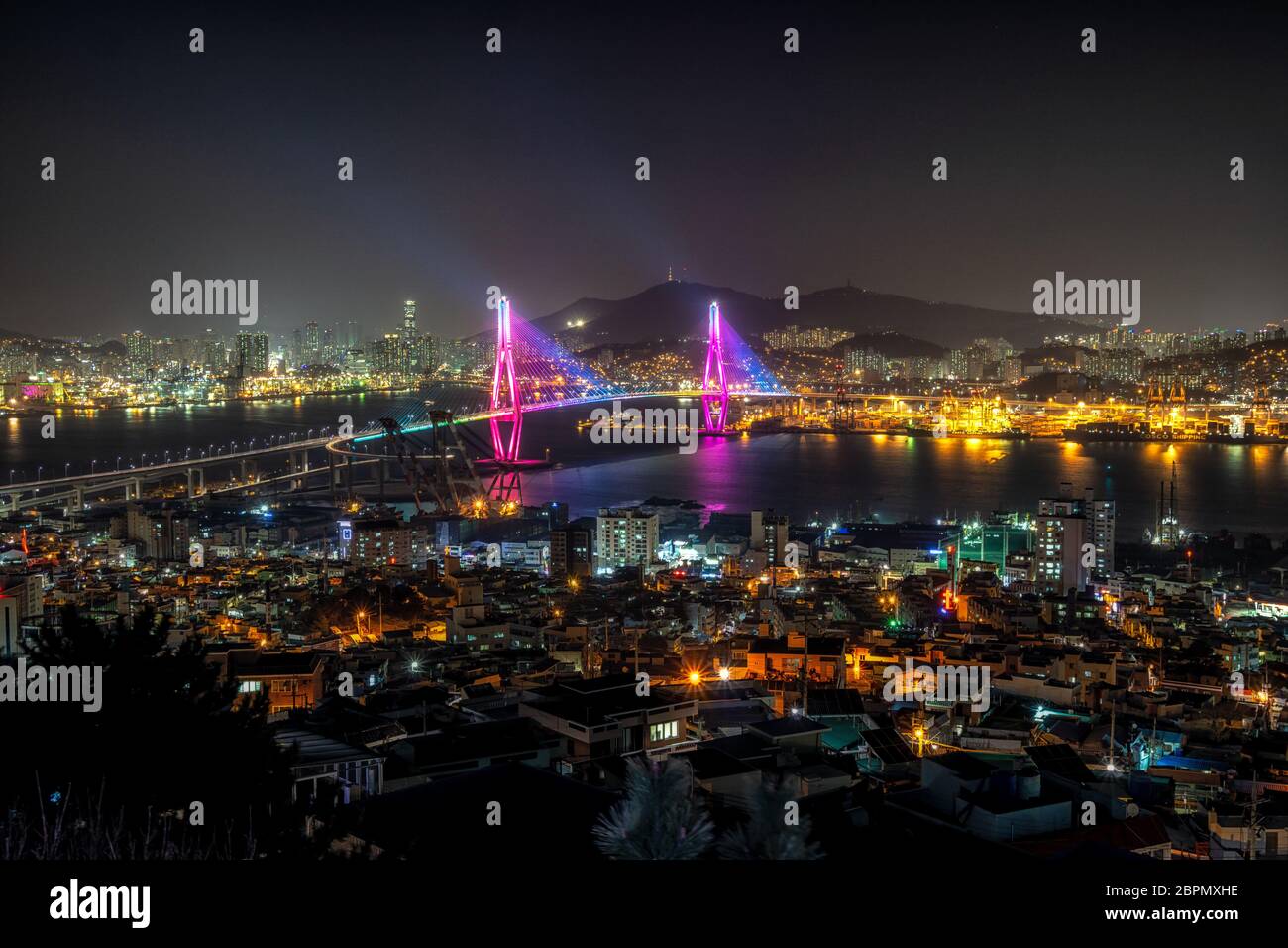 Le pont du port de Busan est l'un des ponts célèbres de la corée du Sud. Reliant Yeongdo et le quartier Nam, le pont s'attêle la nuit dans des couleurs différentes. Tak Banque D'Images