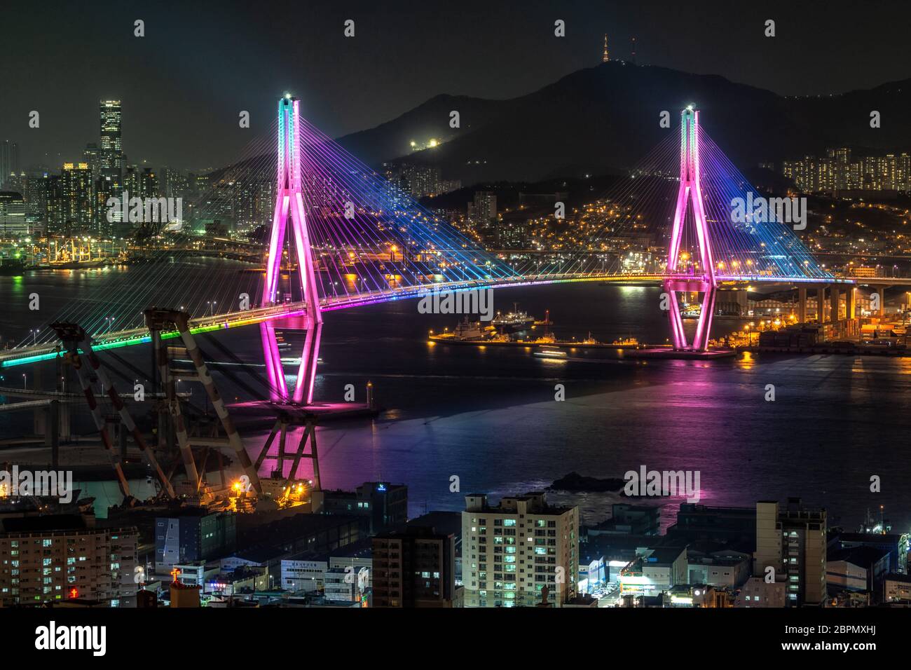 Le pont du port de Busan est l'un des ponts célèbres de la corée du Sud. Reliant Yeongdo et le quartier Nam, le pont s'attêle la nuit dans des couleurs différentes. Tak Banque D'Images