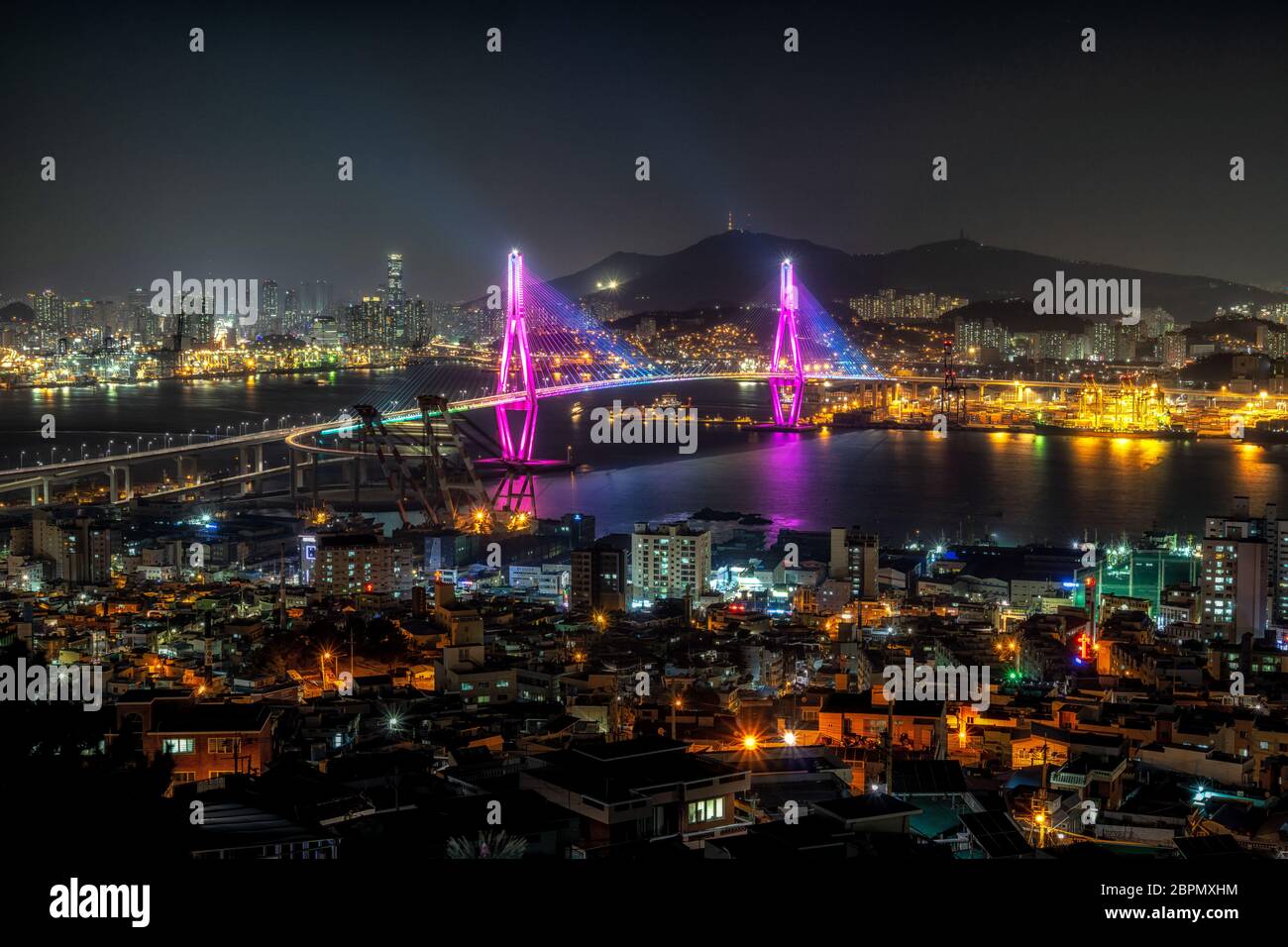 Le pont du port de Busan est l'un des ponts célèbres de la corée du Sud. Reliant Yeongdo et le quartier Nam, le pont s'attêle la nuit dans des couleurs différentes. Tak Banque D'Images