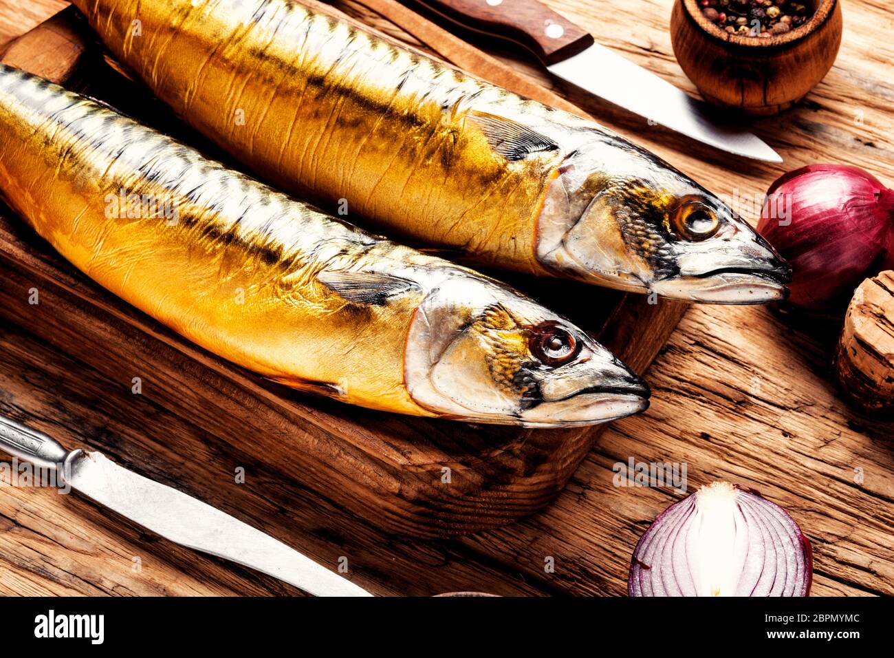 Poisson fumé appétissant sur board.cuisine méditerranéenne.de maquereau fumé Banque D'Images