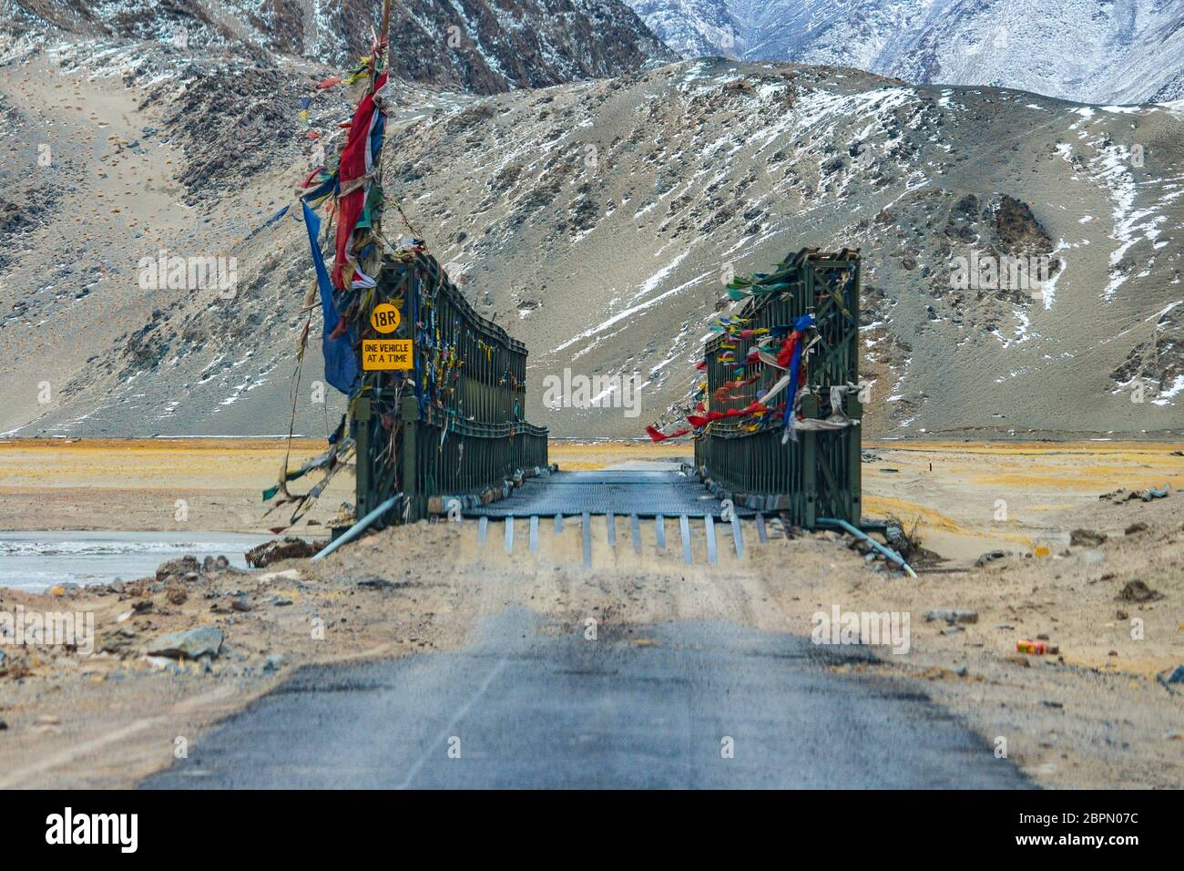 Un pont en fer renforcé reliant les routes nationales du Ladakh, Jammu & Cachemire, Inde, Asie. Les montagnes enneigées du Ladakh sont incroyables. Paysage photo. Banque D'Images