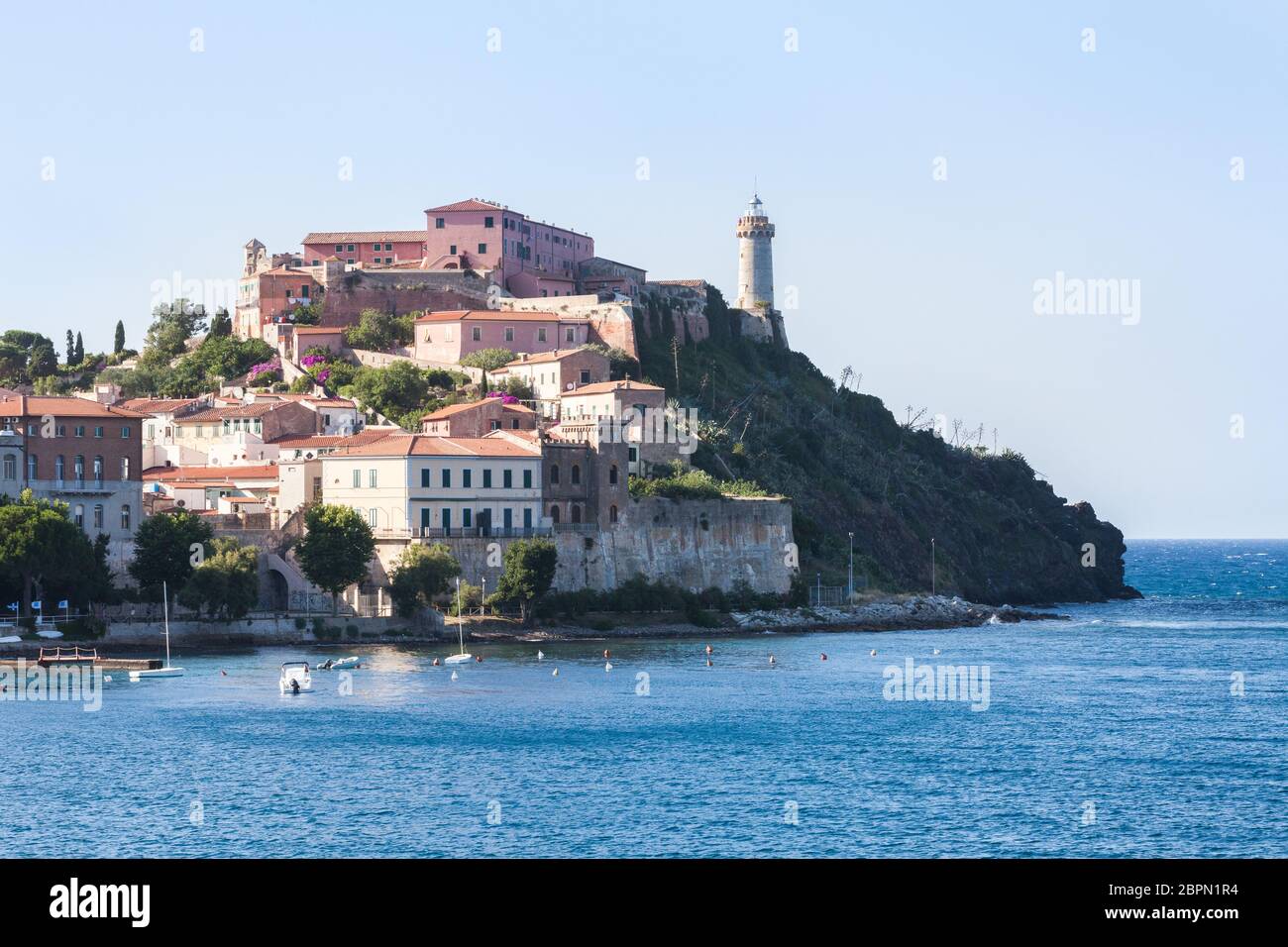 Ville de Portoferraio, île d'Elbe. Italie. Vue maritime de la ville de Portoferraio sur l'île d'Elbe en Italie. Mer bleue et phare sur l'aco Banque D'Images