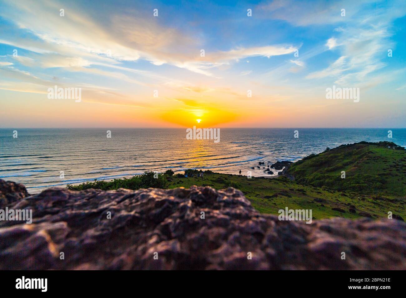 Go Green Goa - coucher de soleil sur Vagator Beach, Goa, Inde. Le Goa de la taille d'une pinte est plus que des plages et des fêtes de transe. Vagator Beach est une plage célèbre. Banque D'Images